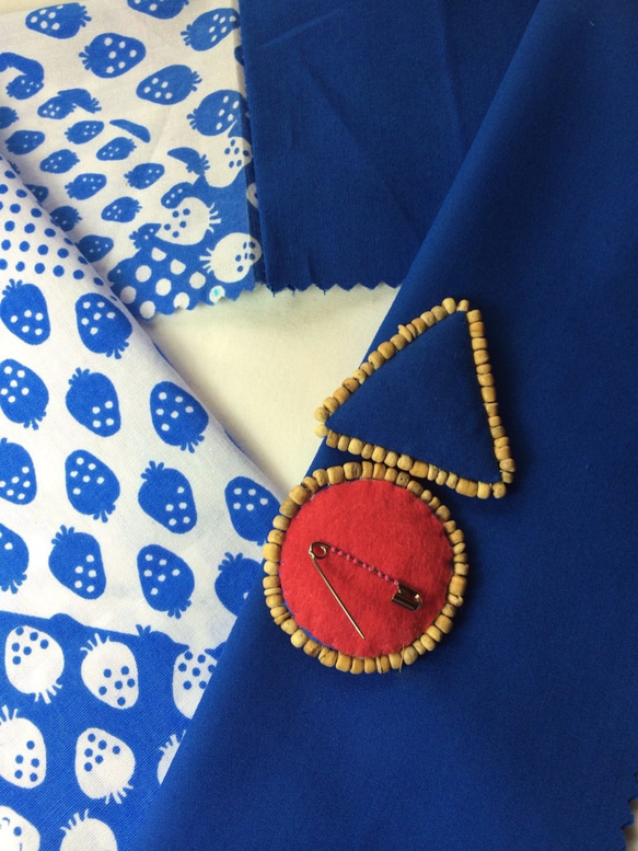 でこら半衿（青ｘ青いちご、まるさんかく、コットン）デッドストックの生地を使った半襟です。 4枚目の画像