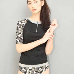 [Swimwear] Sporty Half Sleeve Rashguard 第2張的照片