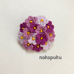 小さな小さなお花のブローチ レース編み 紫系 1枚目の画像