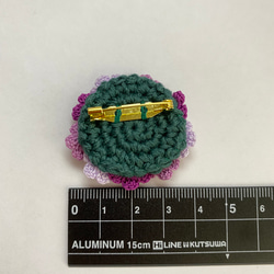 小さな小さなお花のブローチ レース編み 紫系 3枚目の画像