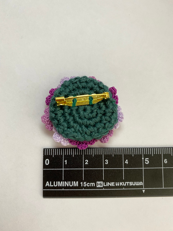 小さな小さなお花のブローチ レース編み 紫系 3枚目の画像
