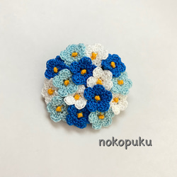 小さな小さなお花のブローチ レース編み ブルー系 1枚目の画像