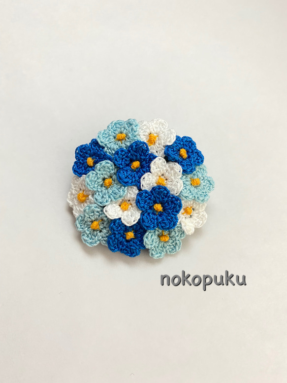 小さな小さなお花のブローチ レース編み ブルー系 1枚目の画像