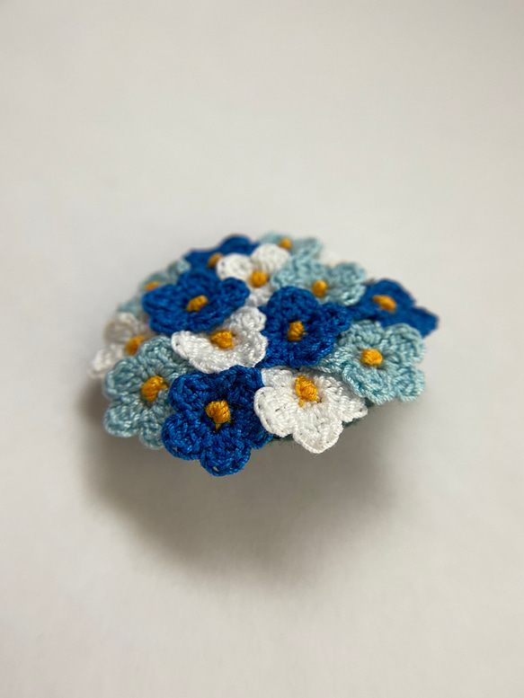 小さな小さなお花のブローチ レース編み ブルー系 2枚目の画像