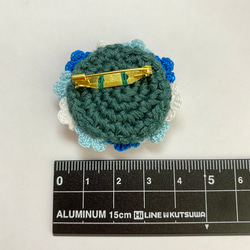 小さな小さなお花のブローチ レース編み ブルー系 3枚目の画像