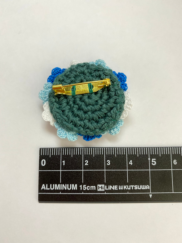 小さな小さなお花のブローチ レース編み ブルー系 3枚目の画像