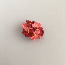 レース編みのお花ブローチ 赤とピンク 2枚目の画像
