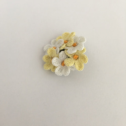 レース編みのお花ブローチ 白と淡黄色 2枚目の画像