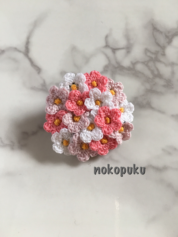 小さな小さなお花のブローチ レース編み ピンク系 1枚目の画像