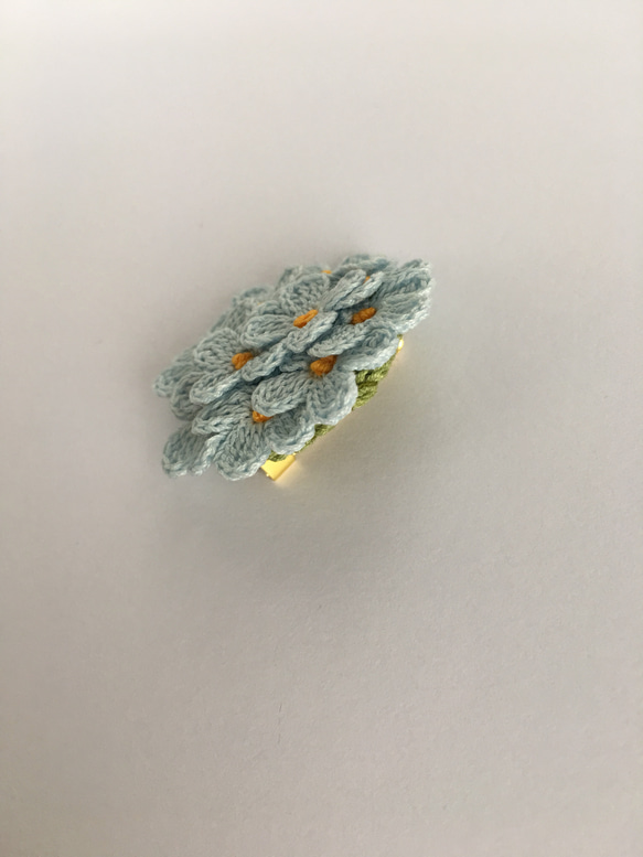 水色小花のブローチ レース編み 2枚目の画像