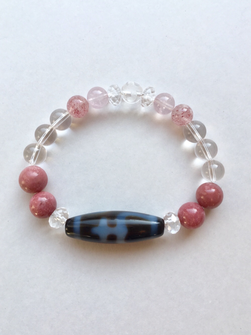 宝瓶天珠と恋愛成就に力を貸してくれるピンク系の石達のブレスレット