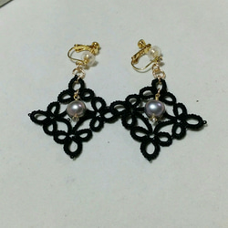 ブラックレースと淡水真珠のイヤリング 2枚目の画像