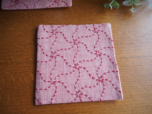 刺し子のコースター千鳥(ピンク×赤糸) 2枚目の画像