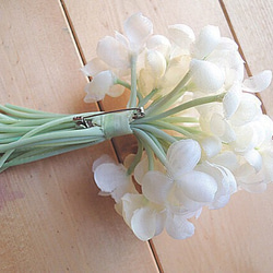 紫羅蘭花束胸花【白色】（訂做） 第3張的照片