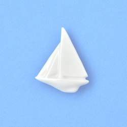 白瓷胸針（帆船） 第1張的照片