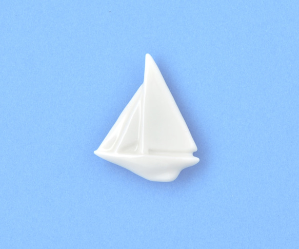 白磁のブローチ（ヨット） 1枚目の画像