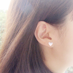 白磁のピアス（ハート）14kgf＊ノンホールピアス対応 4枚目の画像