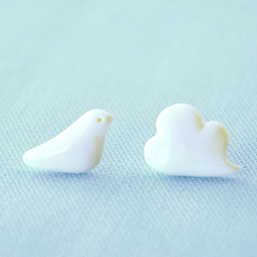 白磁のピアス（鳩雲） ピアス（スタッド・一粒） HatoKumo 通販 