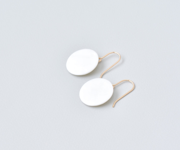 白磁のピアス- circle plate -14kgf 2枚目の画像