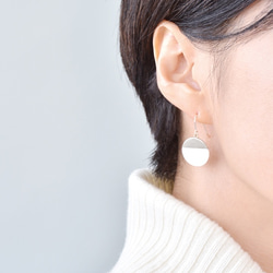白磁金彩ピアス- circle plate/white matt gold -Silver925 4枚目の画像