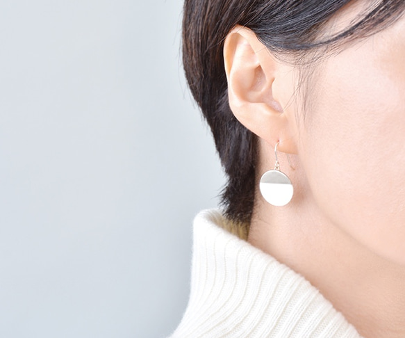 白磁金彩ピアス- circle plate/white matt gold -Silver925 4枚目の画像