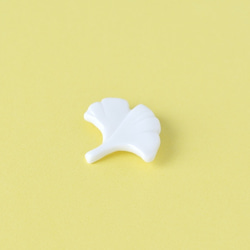 白磁のブローチ（イチョウ） 2枚目の画像