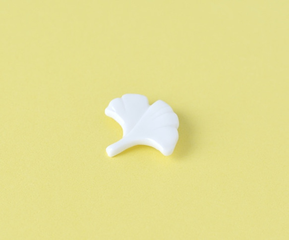 白磁のブローチ（イチョウ） 2枚目の画像