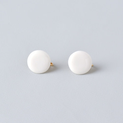 白磁のまるイヤリング 2枚目の画像