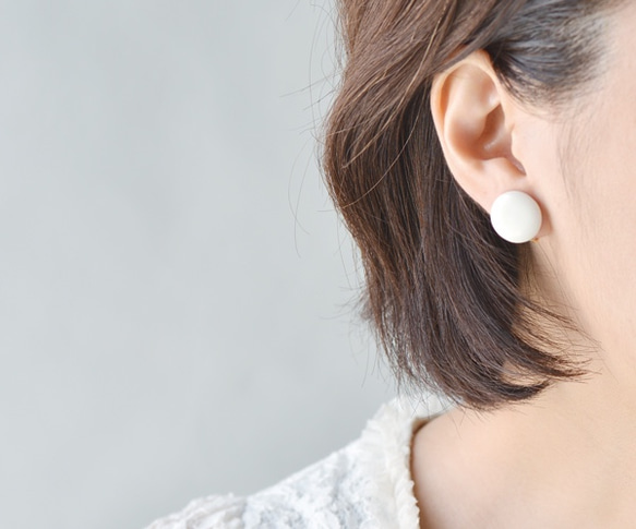 白磁のまるイヤリング 5枚目の画像