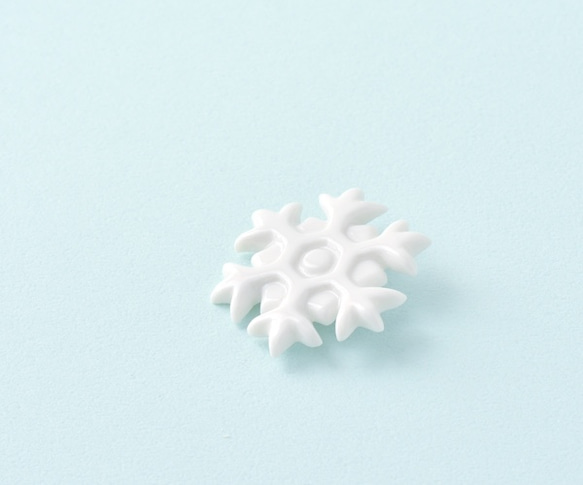 白磁のブローチ（雪の結晶） 2枚目の画像