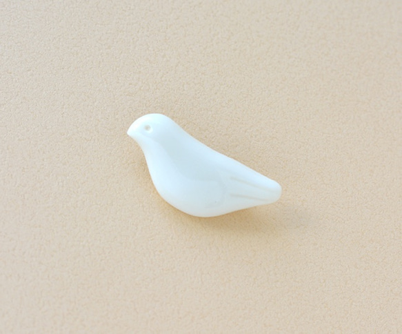 白磁のブローチ（白鳩） 1枚目の画像