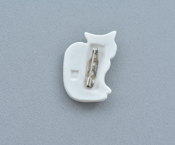 白磁のブローチ（白猫） 3枚目の画像