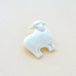白磁のブローチ（羊） 2枚目の画像