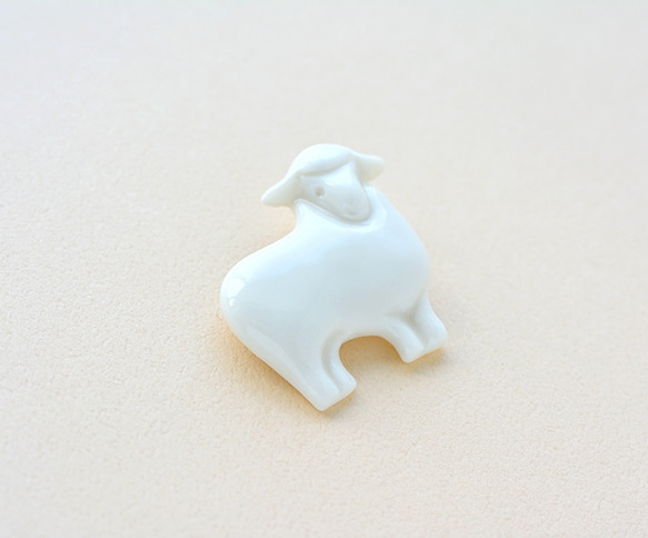 白磁のブローチ（羊） 2枚目の画像