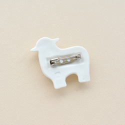 白磁のブローチ（羊） 3枚目の画像