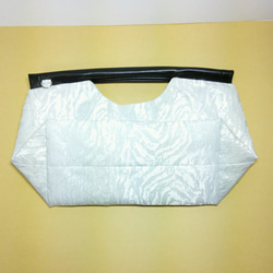 小ぶりなホワイト フレイム(白炎)柄バッグ-トートタイプ 6枚目の画像