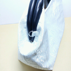 小ぶりなホワイト フレイム(白炎)柄バッグ-トートタイプ 7枚目の画像