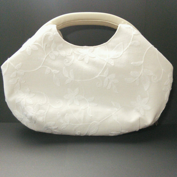 ホワイト刺繍生地バッグ-丸タイプ 2枚目の画像