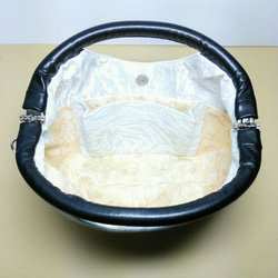 静香様専用、小ぶりなホワイト フレイム(白炎)柄バッグ-丸タイプ 2枚目の画像