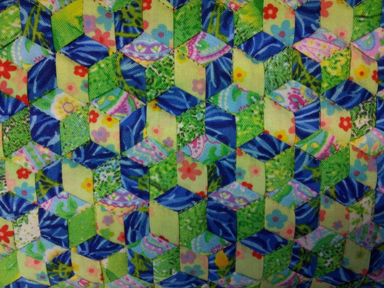 ポップなポシェットで跳ねるようにお出かけ！