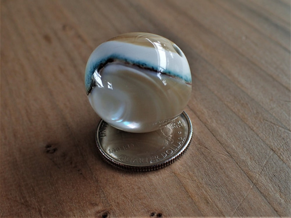 沖縄産夜光貝　ビーズ　変形球型 1枚目の画像