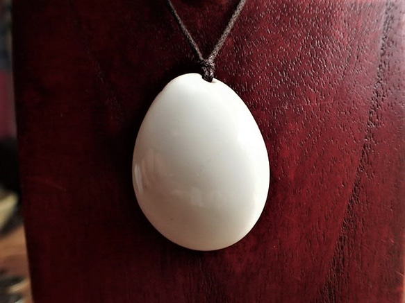 沖縄産シャコガイ ペンダントトップ 変形卵型 ペンダントトップ  