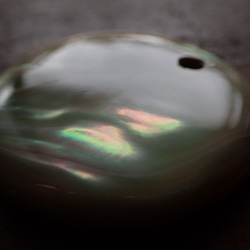 再値下げ！沖縄産夜光貝　ペンダントトップ　丸型４㎜穴 2枚目の画像