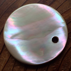 再値下げ！沖縄産夜光貝　ペンダントトップ　丸型４㎜穴 6枚目の画像