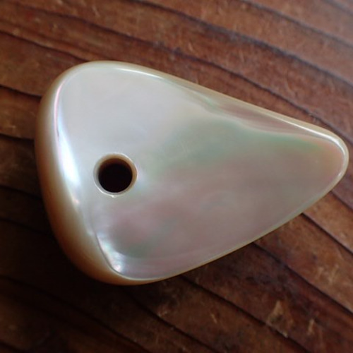 沖縄産夜光貝 ペンダントトップ 極厚三角形4㎜穴 ペンダントトップ