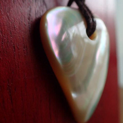 沖縄産夜光貝 ペンダントトップ 極厚三角形4㎜穴 ペンダントトップ