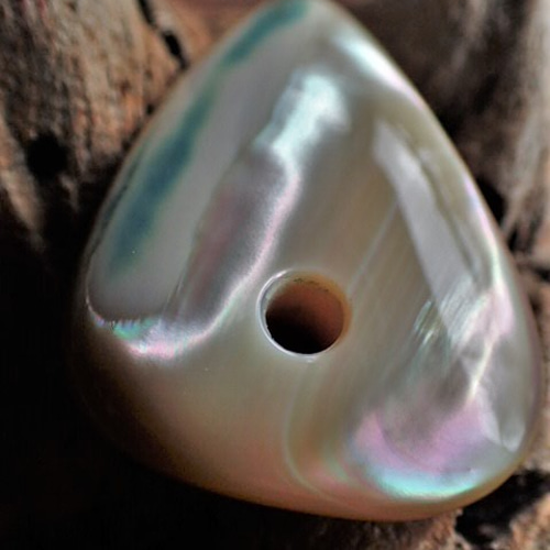 沖縄産夜光貝 ペンダントトップ 極厚三角形4㎜穴 ペンダントトップ