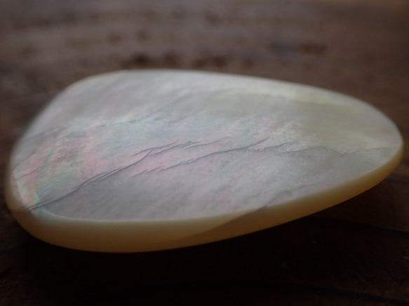 フィリピン産白蝶貝　穴なしパーツ変形滴型 4枚目の画像