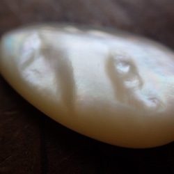 フィリピン産白蝶貝　穴なしパーツ変形滴型 7枚目の画像