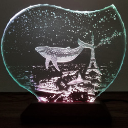 星降る夜・クジラ・マンタ・パリ　ガラスエッチングパネル・LEDスタンドセット（ランプ・ライト・照明） 1枚目の画像